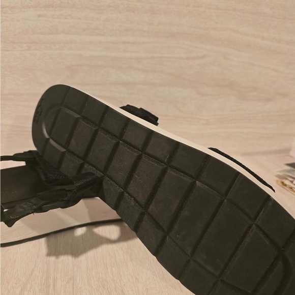 UGG Black Sandals – Size 8.5 – Adjustable Straps – Comfy & Stylish - Picture 6 of 8
